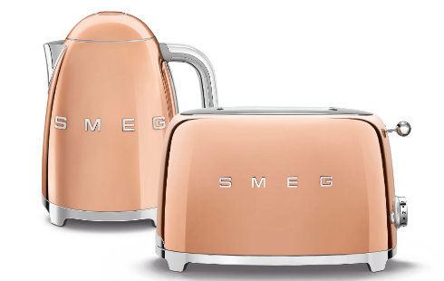 Roségoldener SMEG Wasserkocher und Toaster im Retro-Design, nebeneinander aufgestellt, glänzende Oberfläche.