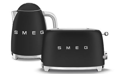 Schwarzer SMEG Wasserkocher und Toaster im Retro-Design, nebeneinander aufgestellt, mit silbernen Akzenten.